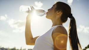 Especialistas en nutrición recomiendan beber 3 litros de agua en verano
