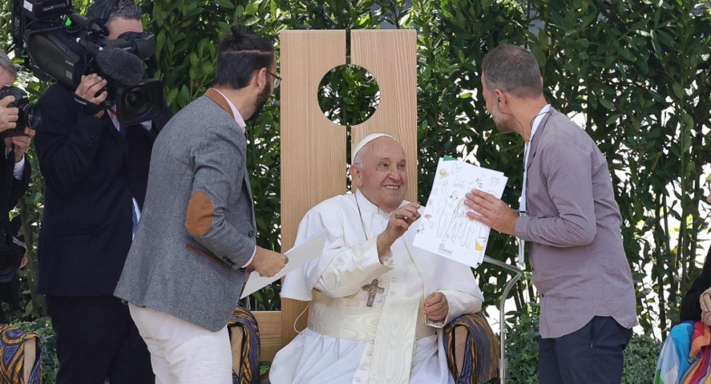 El Papa Francisco abrazó a un israelí y un palestino en un acto por la paz en Verona