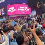 Cientos de hinchas argentinos coparon Times Square en la previa ante Chile