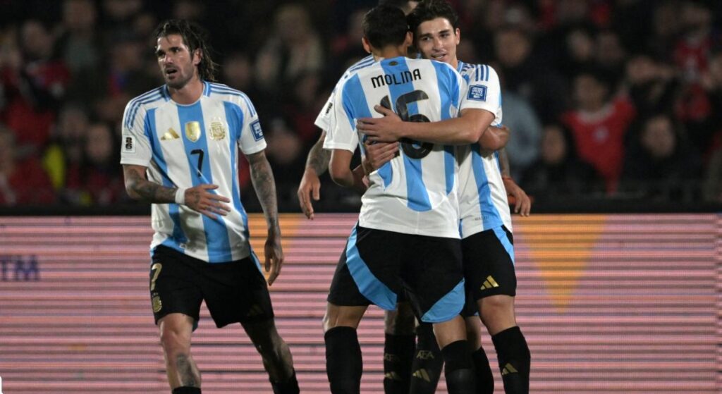Argentina ganó en Santiago y dejó a Chile casi afuera del Mundial