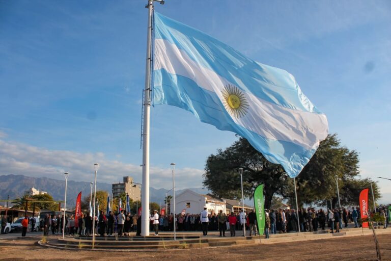 Municipio Capital colocó la bandera más grande en la vieja estación de trenes