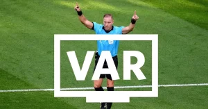 Ahora los árbitros deberán explicar las revisiones del VAR a todo el público