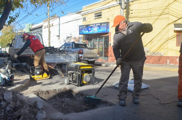 Municipio continúa con el bacheo en el microcentro capitalino
