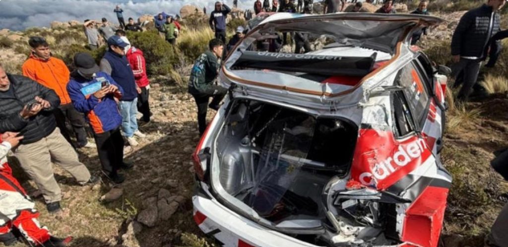Un auto del rally despistó y se fue contra el público
